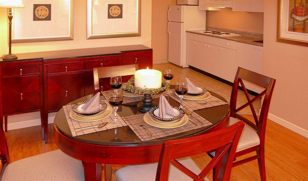 Red Lion Inn And Suites Victoria Saanich Restoran gambar